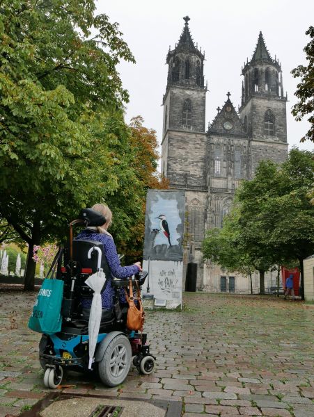 Eelke bij de Dom van Maagdenburg, op de voorgrond een stukje van de Berlijnse Muur